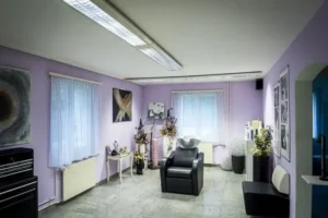 Friseurstuhl mit Spiegel im Coiffeursalon in Wohlen