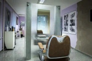 Klassischer Friseurstuhl mit Spiegel im Salon in Wohlen