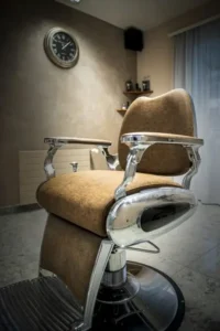 Retro-Friseurstuhl in Braun bei hair fashion Marisa